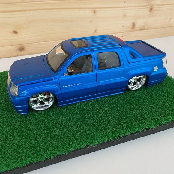 Jada Dub City 1:24 Diecast 2002 Cadillac Escalade EXT Blue Custom Lowrider Truck - Picture 9 of 14